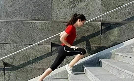 爬樓梯正確姿勢示意圖