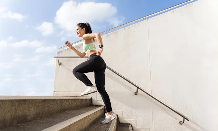 辦公室人群爬樓梯示意圖